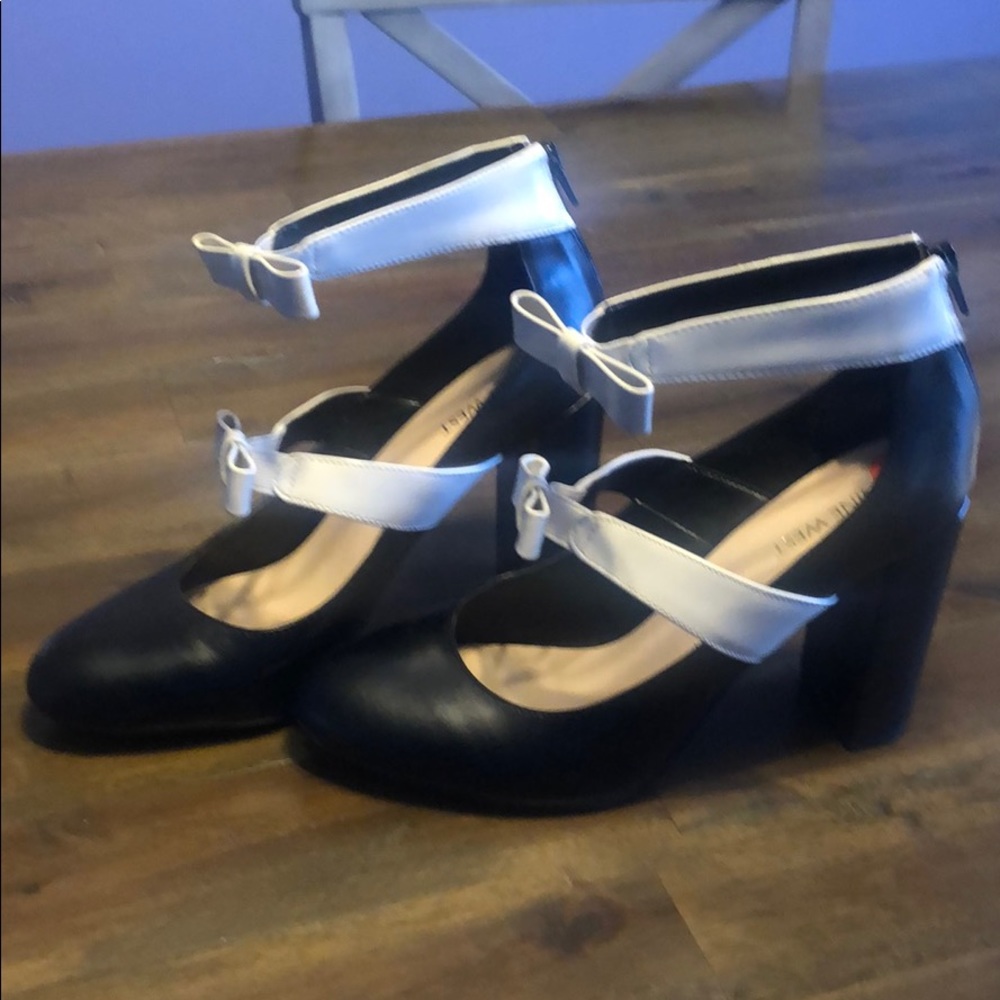Nine West black and white bow heel